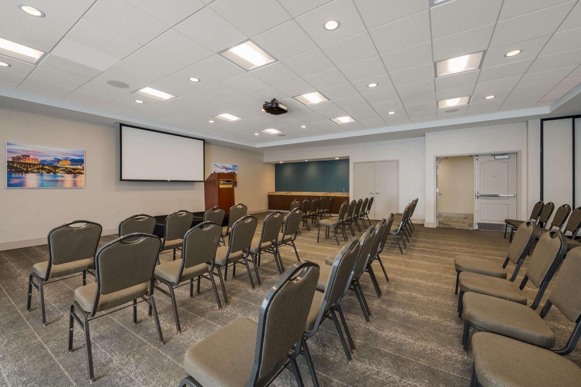 Hilton Garden Inn Rockford Bagian luar foto